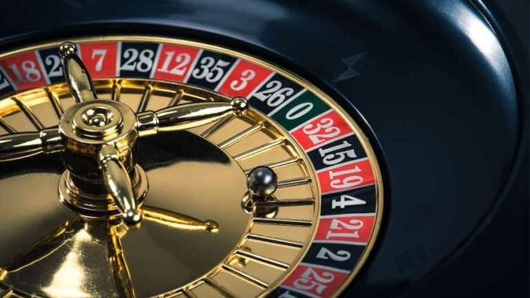 686 slot Slots ဂိမ်း မိုဘိုင်းဖုန်းဖြင့် ကစားနေသောပုံ